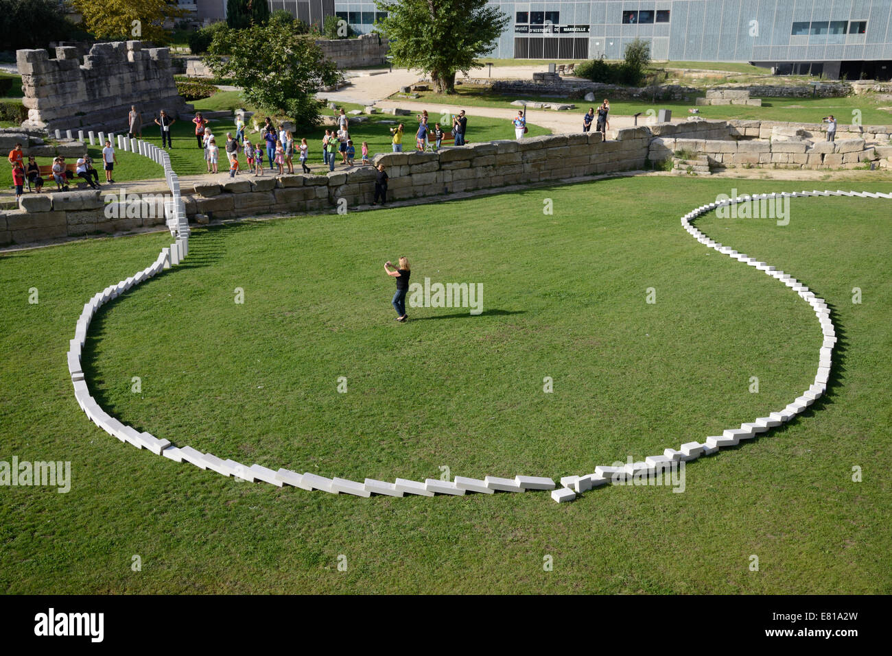 Gigante circuito Domino, Marsiglia, Francia. 28 Sep, 2014. Marsiglia è stata l'ultima impostazione per un mammouth circuito di domino che collega la stazione ferroviaria principale di Porto Vecchio. Il cervello-bambino di artista britannico Julian Maynard Smith, della stazione Opera House, l'installazione segue analoghi eventi a Londra, Copenhagen, Helsinki e altrove Credito: Chris Hellier/Alamy Live News Foto Stock