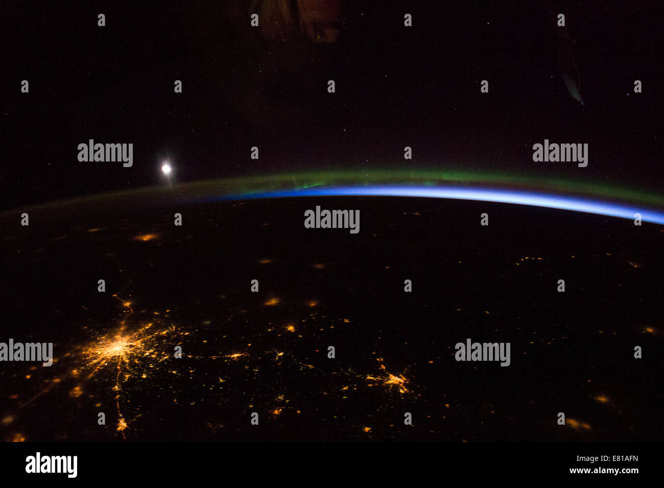 Aurora Boreale e la luna su Mosca di notte Foto Stock