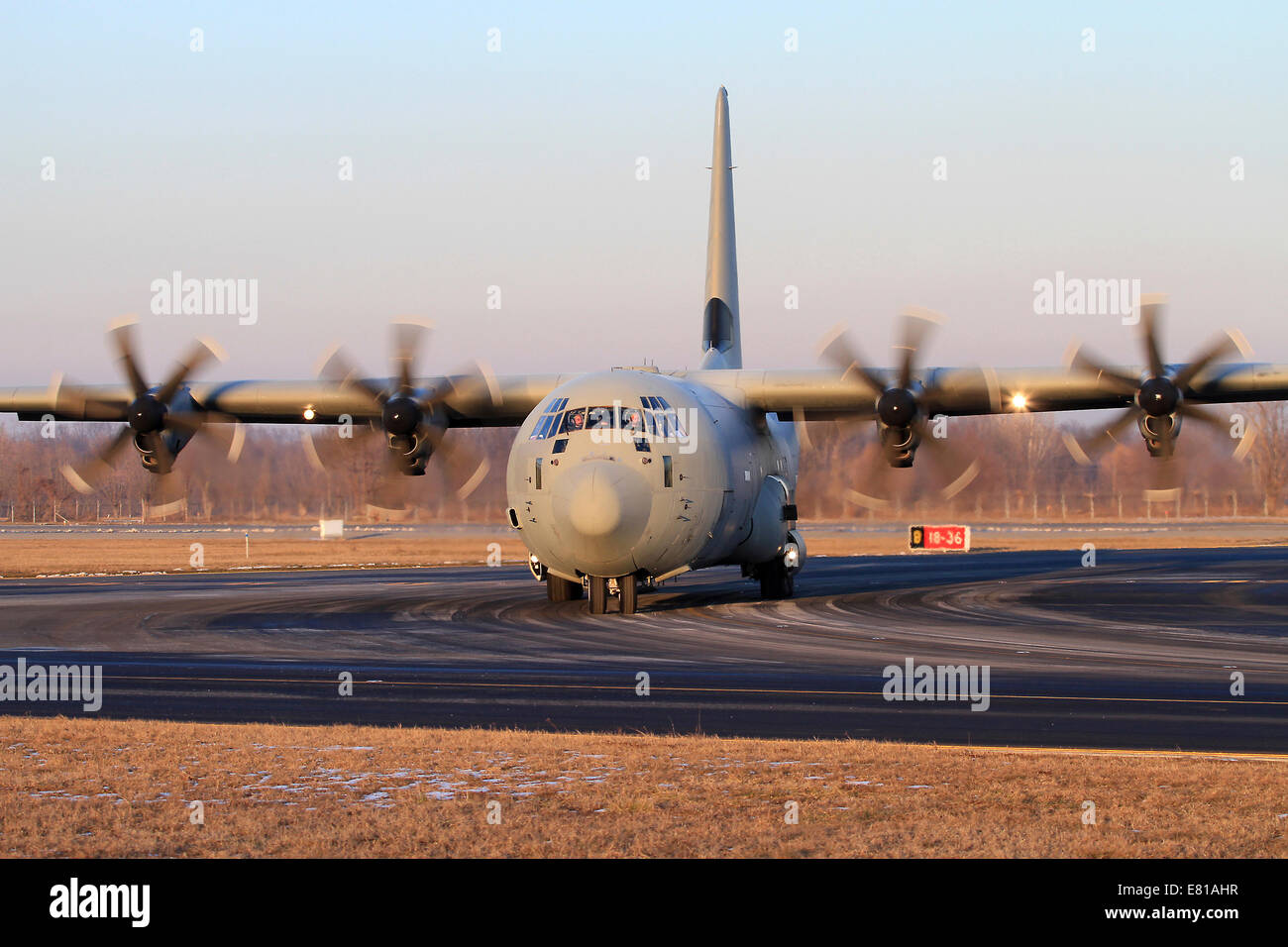 Un Lockheed Martin C-130J-30 Hercules della forza aerea italiana presso l'aeroporto di Torino, Italia. Foto Stock