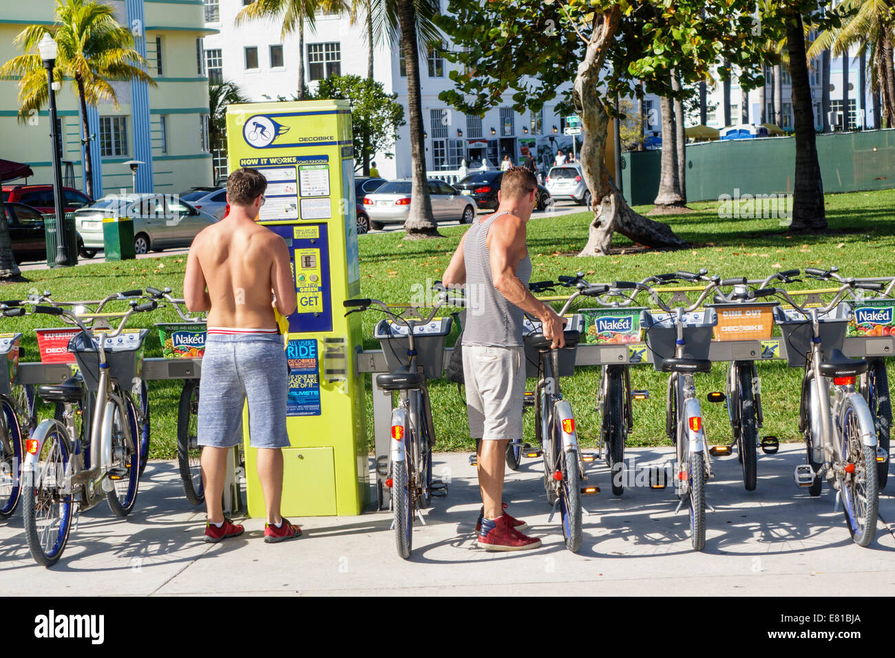 Miami Beach Florida, Ocean Drive, DecoBike Citi Bike CitiBike, stazione, sistema di condivisione bici, uomo uomo maschio, uso, stazione di pagamento, FL140305024 Foto Stock