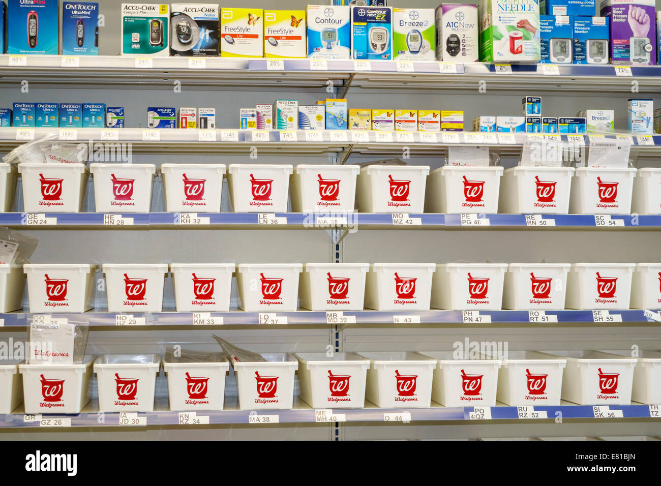 Miami Beach Florida,Walgreens,mostra vendita organizzato,farmacia,farmaci,prescrizione,medicina,bidoni,organizzato alfabeticamente,FL140305033 Foto Stock