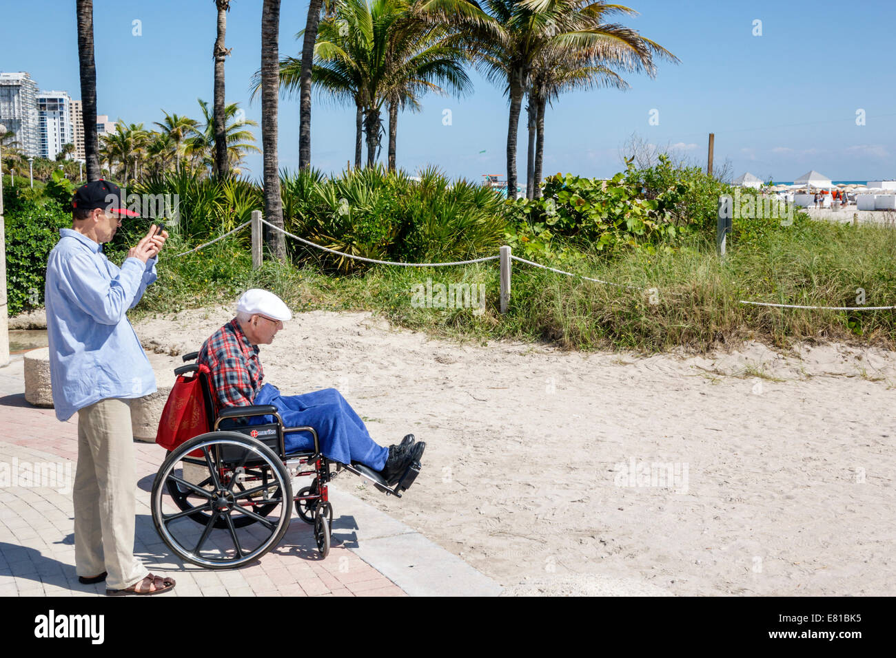Miami Beach Florida,uomo uomini maschio,adulto figlio,anziano anziani cittadini,anziani,sedia a rotelle,vecchio,FL140305044 Foto Stock