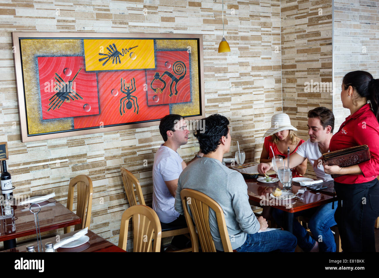 Miami Beach Florida, Chalan on the Beach, peruviano, ristorante ristoranti cibo bar caffetteria, interno, uomo ispanico uomini maschio, donna donna wome Foto Stock