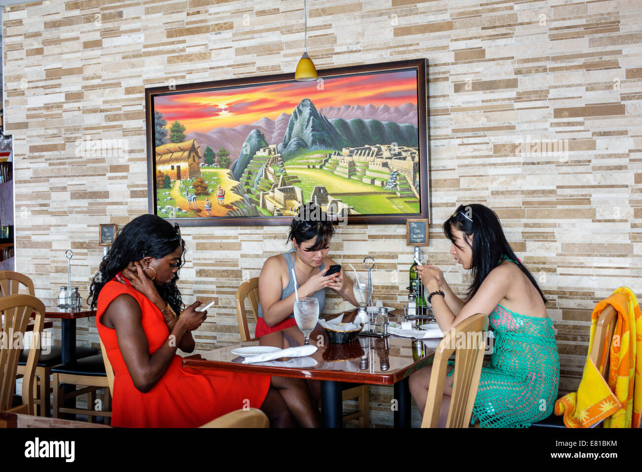 Miami Beach Florida, Chalan on the Beach, peruviano, ristorante ristoranti, cibo, caffè, interno, asiatici neri, donne donne donne, diners, Foto Stock