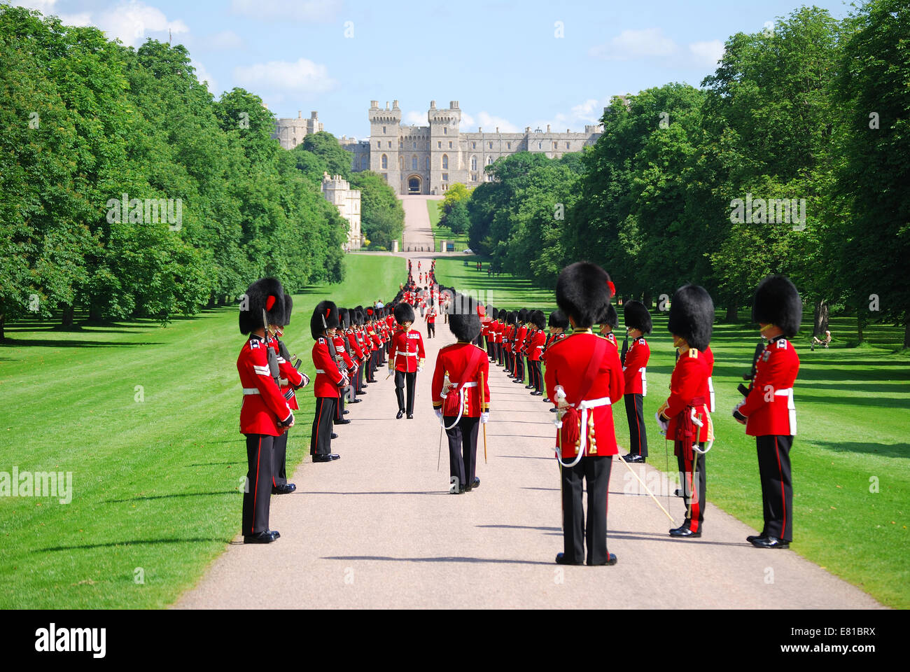 Cavalleria domestici sfilando sulla lunga passeggiata, il Castello di Windsor, Windsor, Berkshire, Inghilterra, Regno Unito Foto Stock