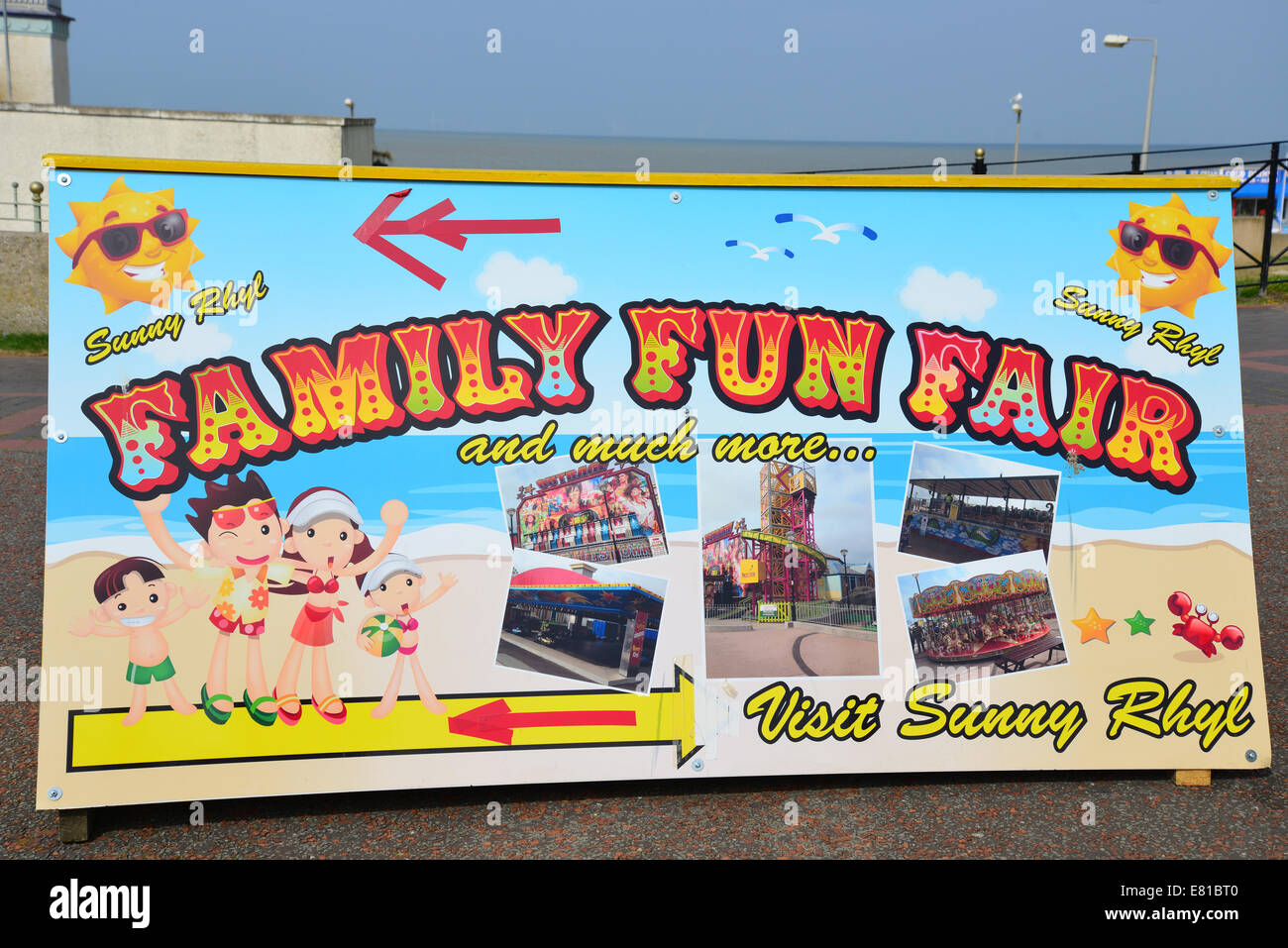 Family Fun Fair banner, Ocean Plaza, Rhyl (Y Rhyl), Denbighshire (Sir Ddinbych), Wales, Regno Unito Foto Stock