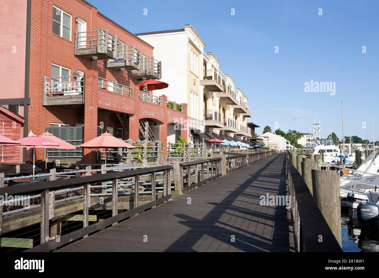 Gli appartamenti e i balconi lungo la passeggiata a mare nel quartiere del centro storico di Georgetown Carolina del Sud Foto Stock