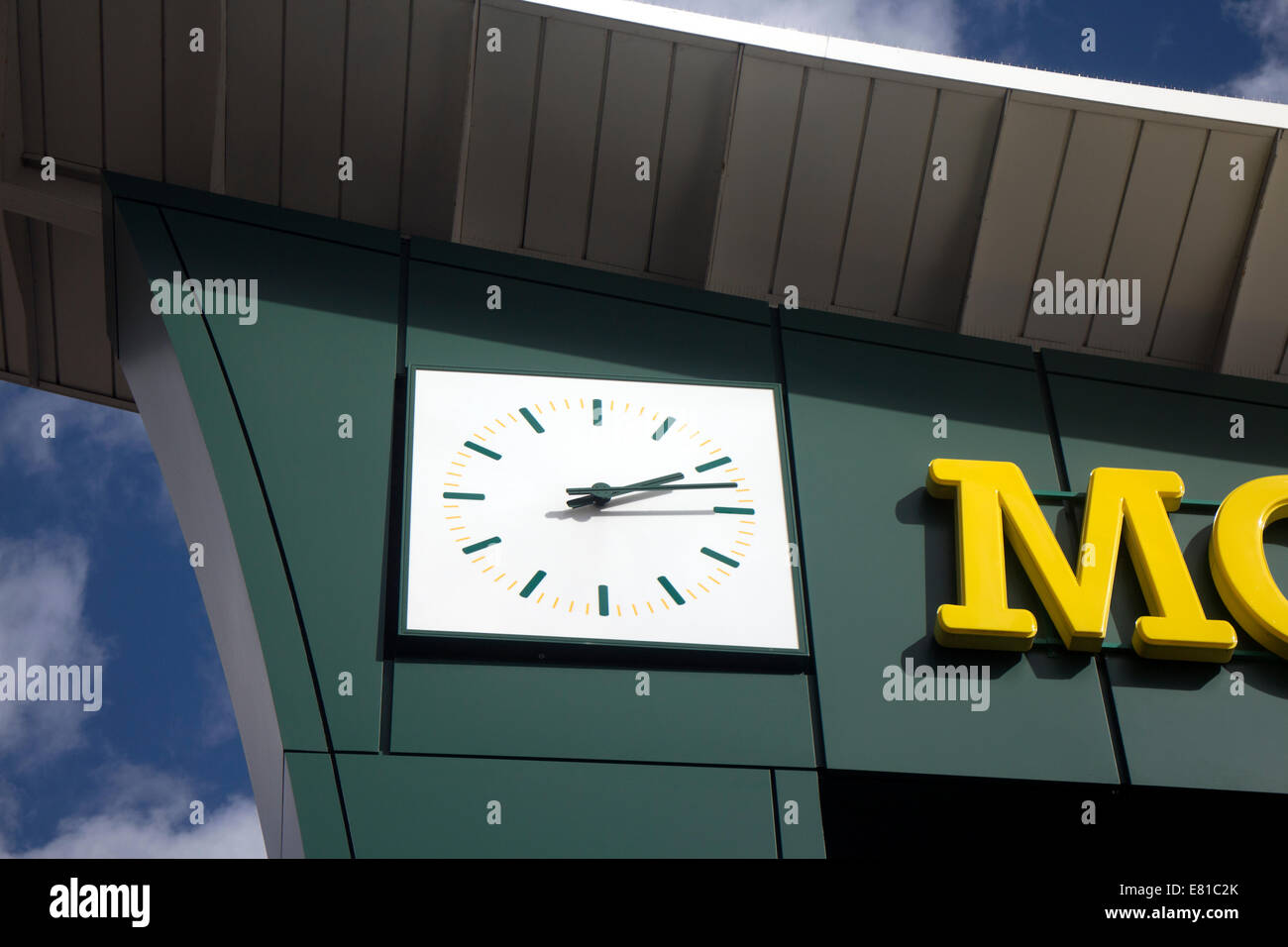 Morrisons store orologio, Hagley Road, Birmingham, Regno Unito Foto Stock