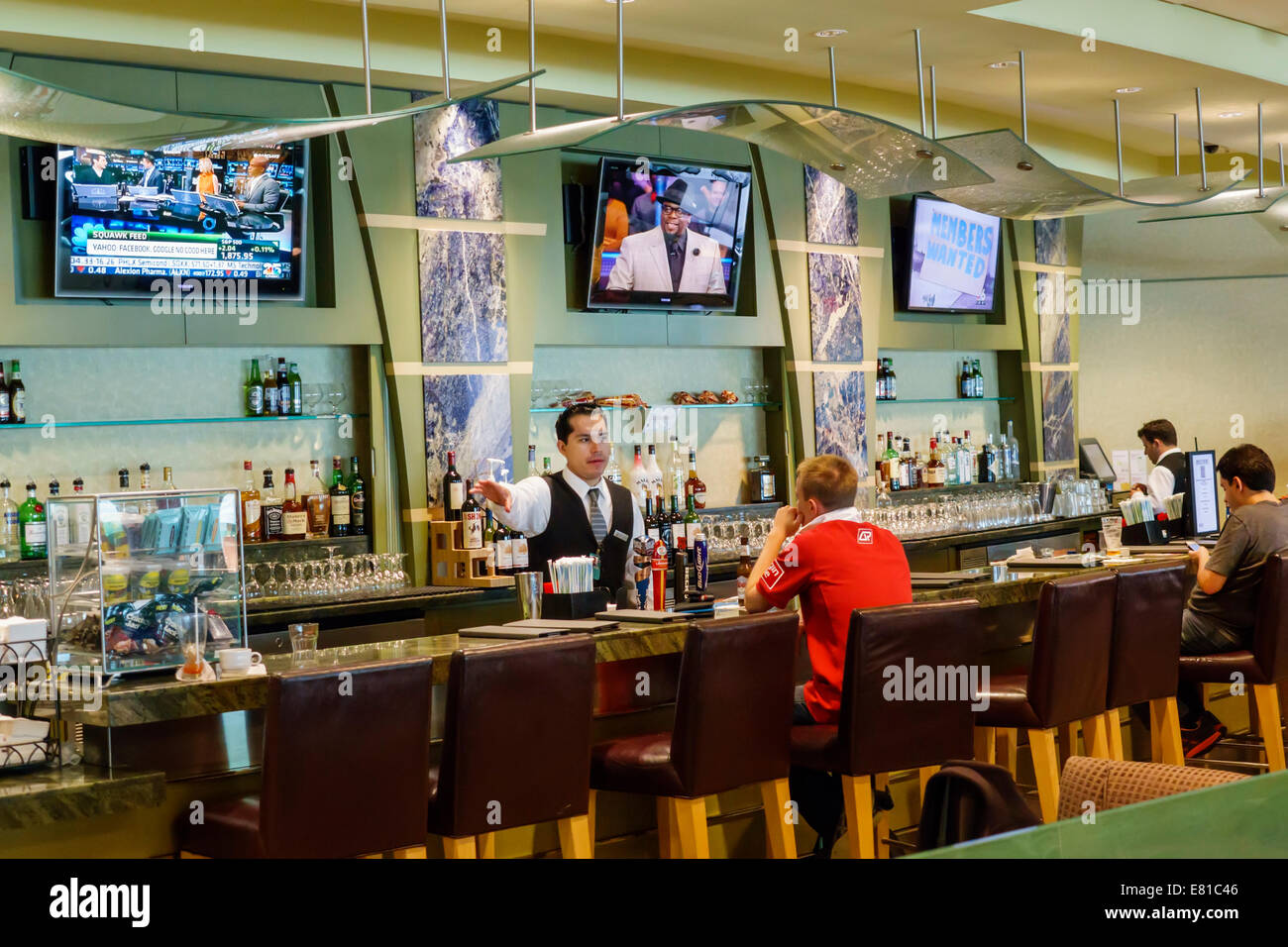 Miami Florida,Aeroporto Internazionale,terminal,gate,American Airlines Admirals Club Lounge,bar bar lounge pub,pub,barman,visitatori che viaggiano in t Foto Stock