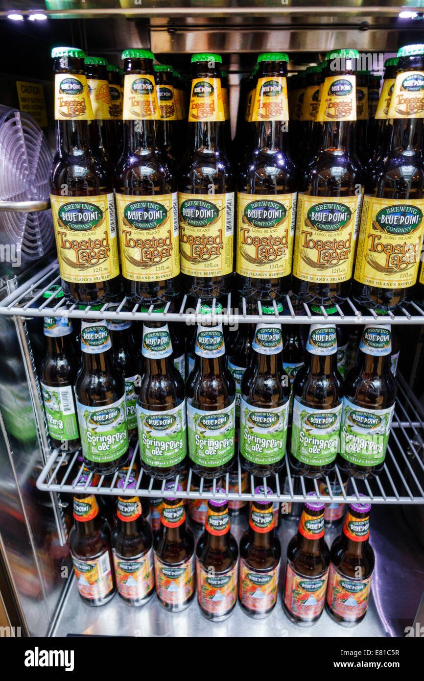 New York,New York,Aeroporto Internazionale John F. Kennedy,JFK,terminal,gate,American Airlines Ambassador Lounge,bevande gratuite,bottiglie,frigorifero,B Foto Stock