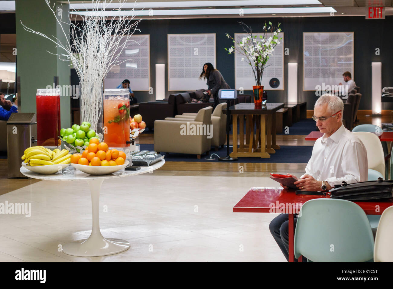 New York,New York,Aeroporto Internazionale John F. Kennedy,JFK,terminal,gate,American Airlines Ambassador Lounge,posti a sedere,uomo maschio,frutta,gratis,drink drin Foto Stock