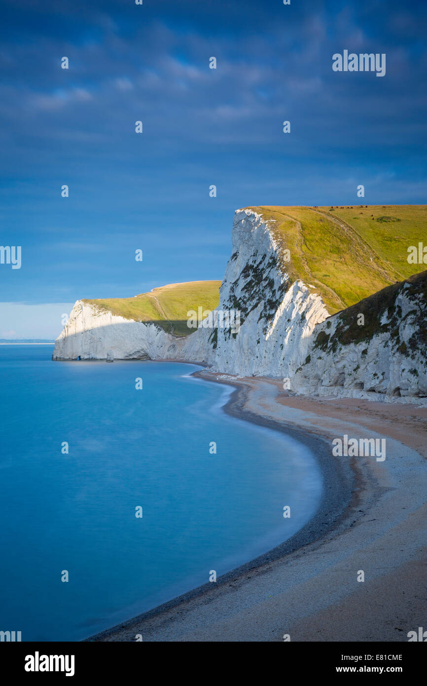 Alba su Swyre Head e le bianche scogliere della Jurassic Coast vicino a Durdle Door, Dorset, Inghilterra, Regno Unito Foto Stock