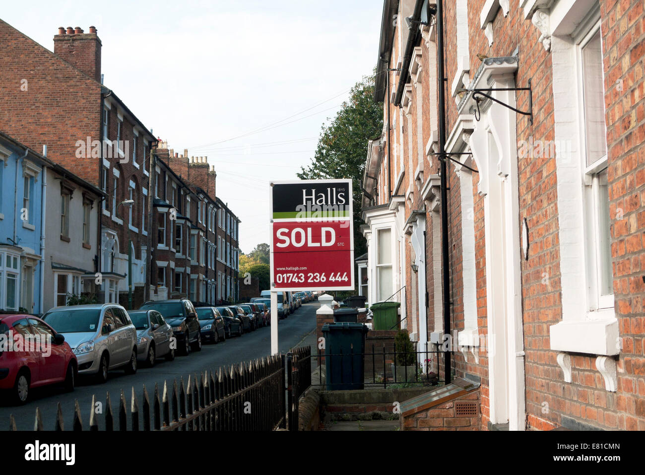 Halls Estate Agent Sold Sign in Victoria Street Shrewsbury Inghilterra, Regno Unito Gran Bretagna KATHY DEWITT Foto Stock
