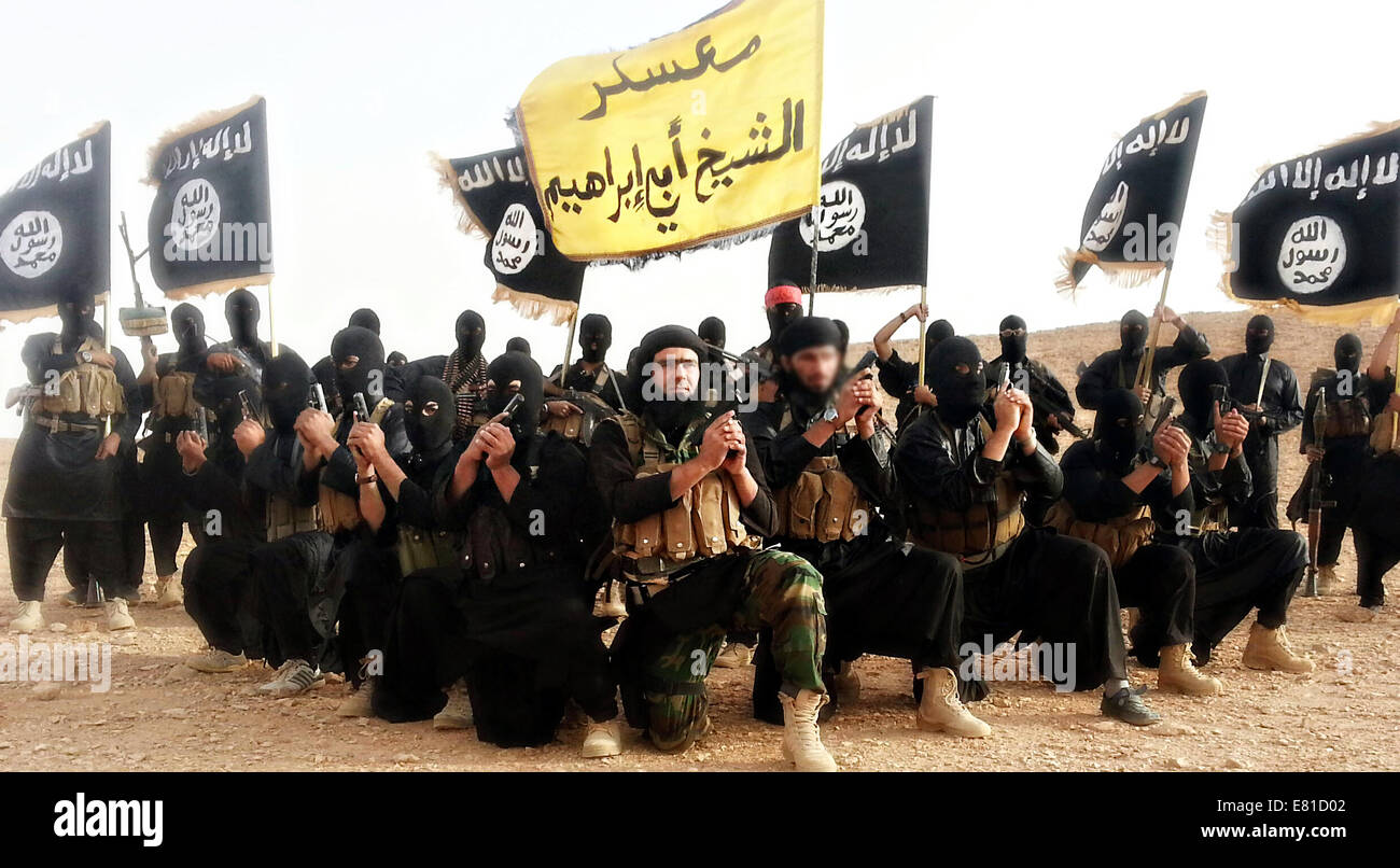 Stato islamico dell Iraq e il levante fighters pongono in una propaganda foto rilasciata dall'organizzazione. Foto Stock