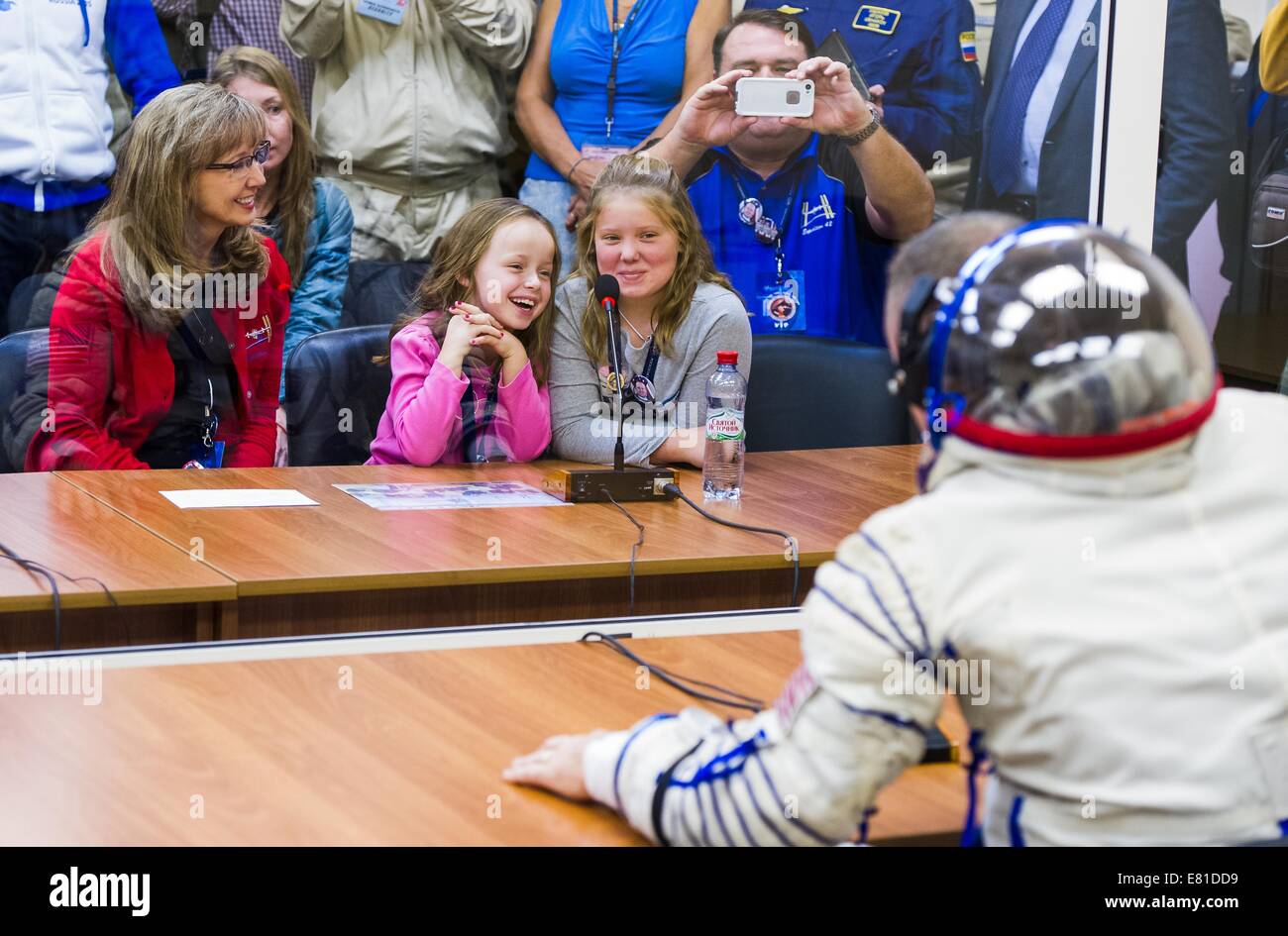 Stazione Spaziale Internazionale Expedition 41 astronauta Barry Wilmore della NASA parla con la sua famiglia dopo aver completato il controllo della pressione sul suo russo Sokol tuta spaziale in preparazione per il lancio a bordo della Soyuz TMA-14M navicella spaziale alla Stazione Spaziale Internazionale il 25 settembre 2014 di Baikonur in Kazakhstan. Samokutyaev, Serova e Wilmore permetterà di trascorrere i prossimi cinque mesi e mezzo vivere e lavorare a bordo della ISS. Foto Stock Stazione Spaziale Internazionale Expedition 41 astronauta Barry Wilmore della NASA parla con la sua famiglia dopo aver completato il controllo della pressione sul suo russo Sokol tuta spaziale in preparazione per il lancio a bordo della Soyuz TMA-14M navicella spaziale alla Stazione Spaziale Internazionale il 25 settembre 2014 di Baikonur in Kazakhstan. Samokutyaev, Serova e Wilmore permetterà di trascorrere i prossimi cinque mesi e mezzo vivere e lavorare a bordo della ISS. Foto Stock
