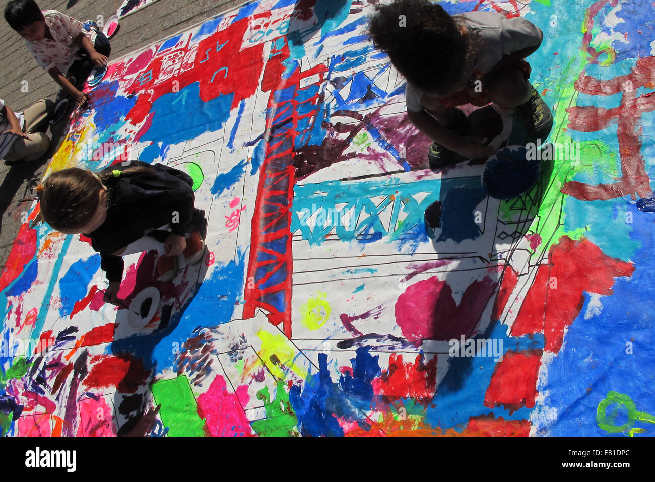 New York, Stati Uniti d'America. 28 Sep, 2014. I bambini che frequentano il verso il basso al di sotto del ponte di Manhattan cavalcavia (DUMBO) Arts Festival di New York, Stati Uniti, Sett. 28, 2014. Oltre 300 artisti con una varietà di generi e stili hanno presentato le loro opere al Festival delle arti che si è aperto il venerdì. © Wang Xijia/Xinhua/Alamy Live News Foto Stock
