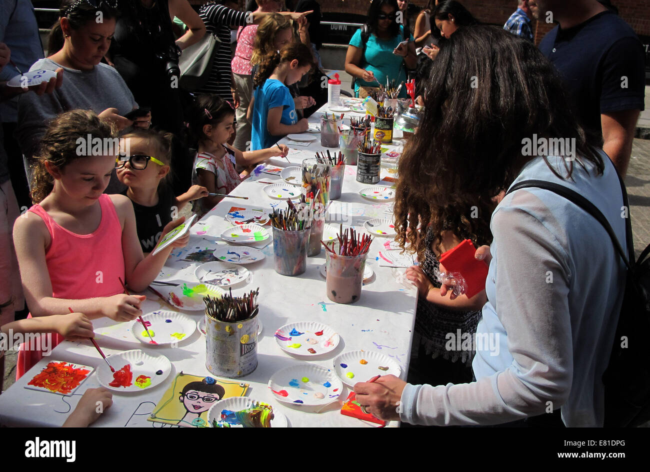 New York, Stati Uniti d'America. 28 Sep, 2014. I bambini che frequentano il verso il basso al di sotto del ponte di Manhattan cavalcavia (DUMBO) Arts Festival di New York, Stati Uniti, Sett. 28, 2014. Oltre 300 artisti con una varietà di generi e stili hanno presentato le loro opere al Festival delle arti che si è aperto il venerdì. © Wang Xijia/Xinhua/Alamy Live News Foto Stock