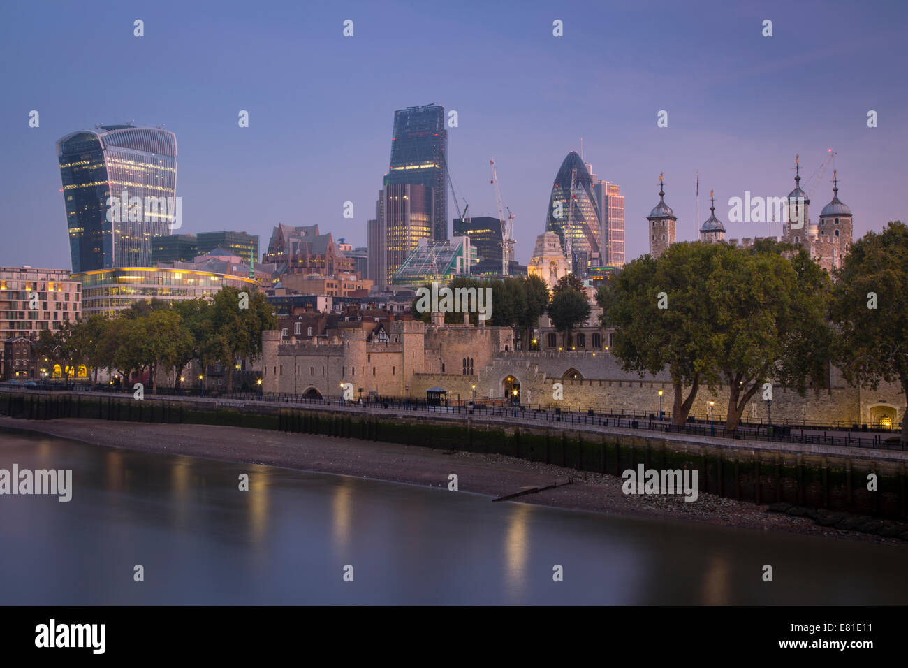 Alba al crepuscolo oltre la Torre di Londra e i moderni edifici del quartiere finanziario di Londra, Inghilterra Foto Stock