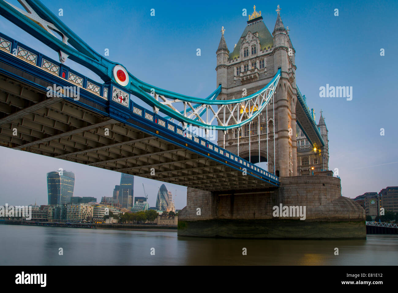 Vista del quartiere finanziario sotto la campata del ponte della torre di Londra, Inghilterra Foto Stock