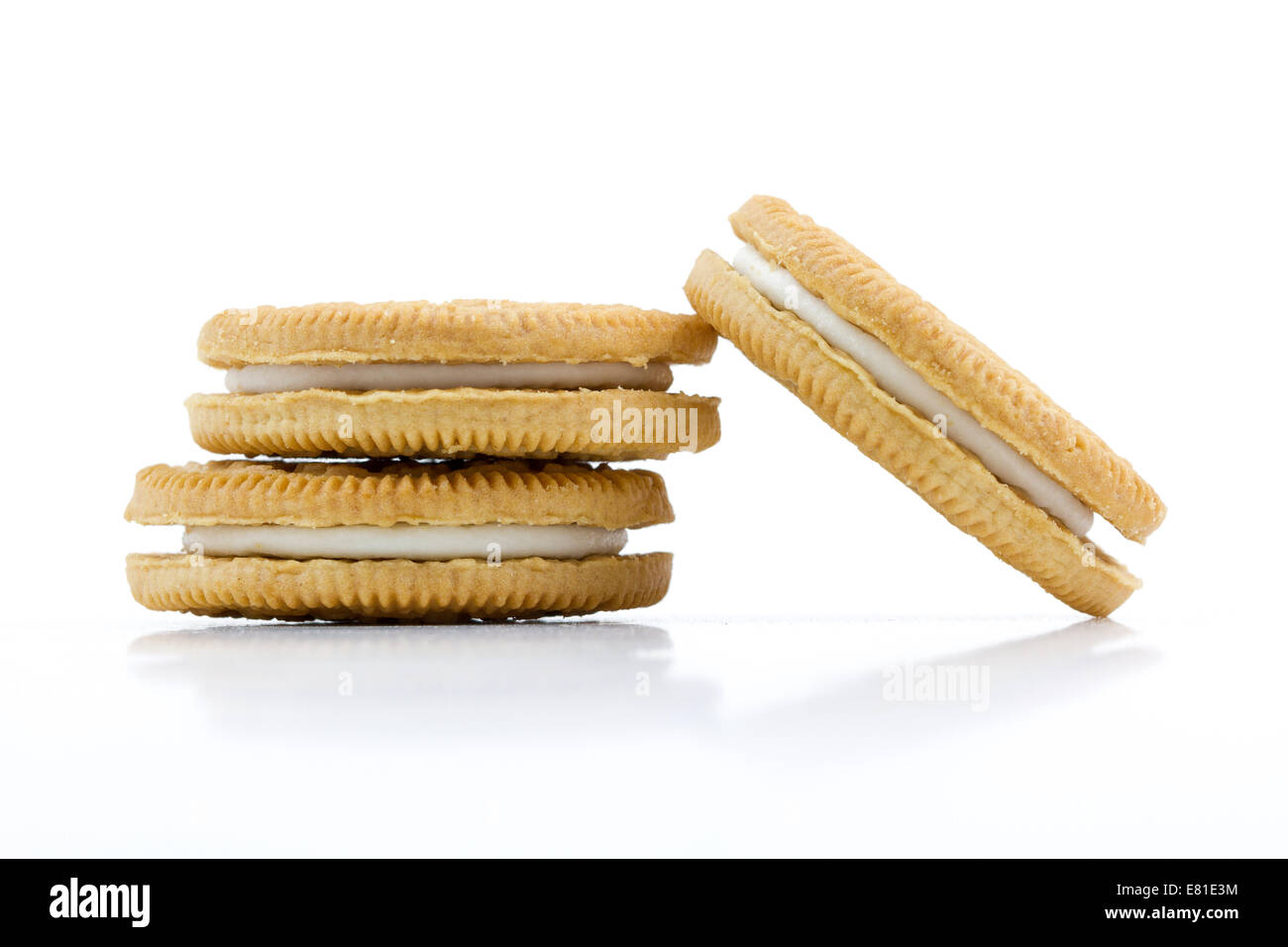 Biscotti alla vaniglia con ripieno di panna su sfondo bianco Foto Stock