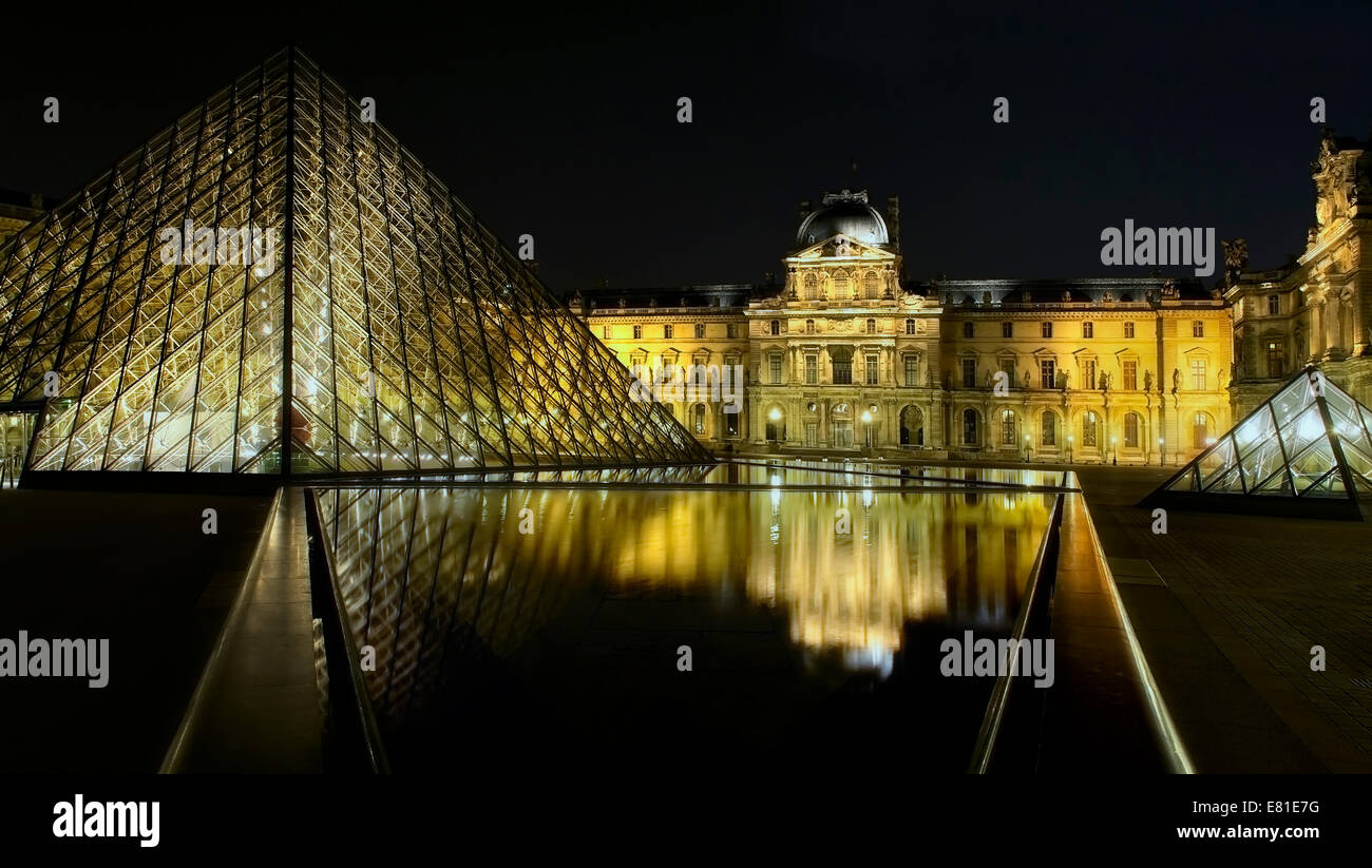 Vista notturna sul Louvre Piramidi e Napoleone cortile al Palazzo del Louvre, Parigi, Francia Foto Stock