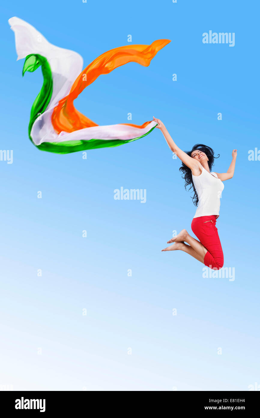 Indiano ragazza patriottica parco Jumping fun Dupatta Foto Stock