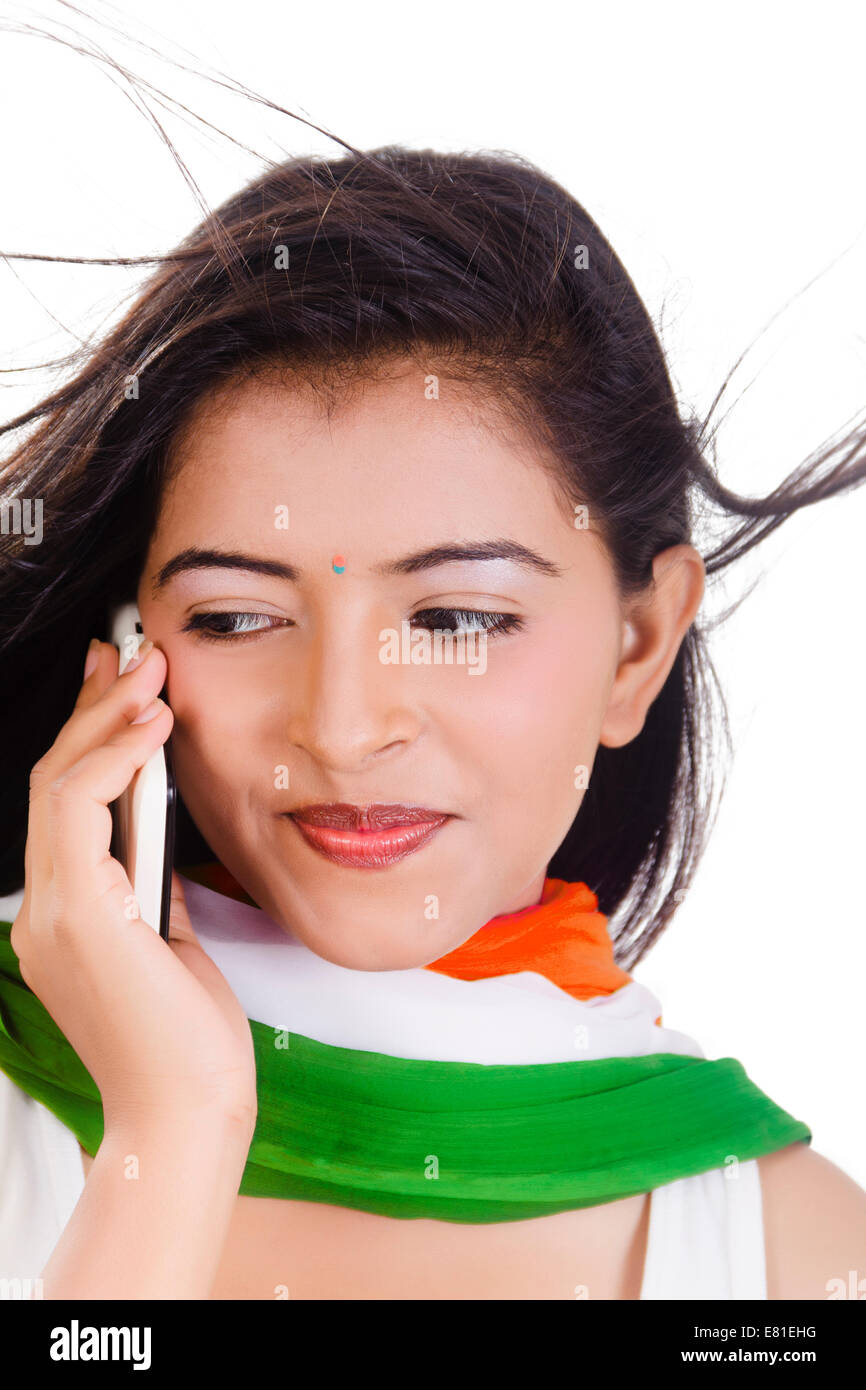 Preparazione indiano ragazza parlando telefono Foto Stock