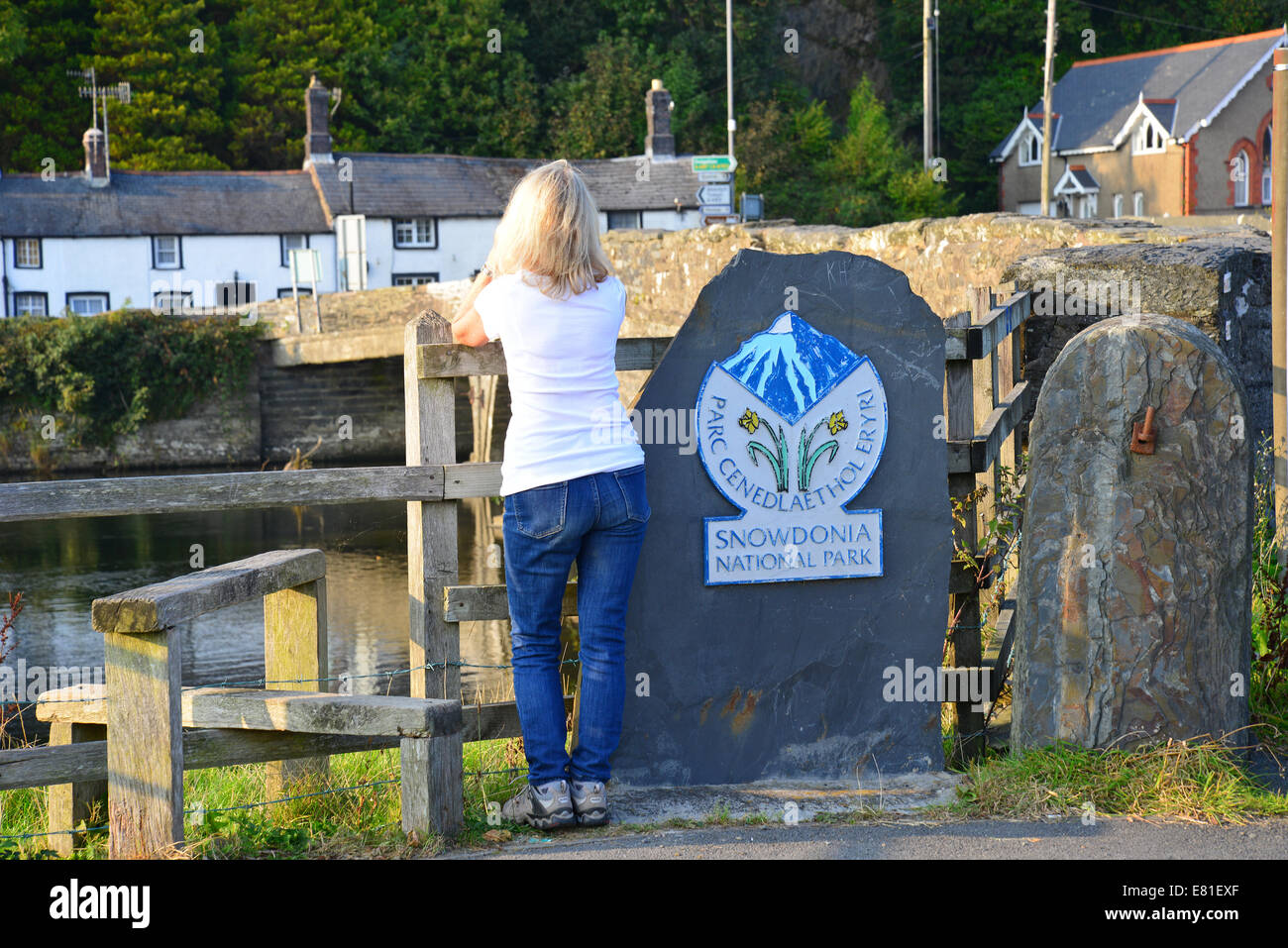 Cartello all'ingresso del Parco Nazionale di Snowdonia con il ponte Machynlleth, Gwynedd, Galles (Cymru), Regno Unito Foto Stock