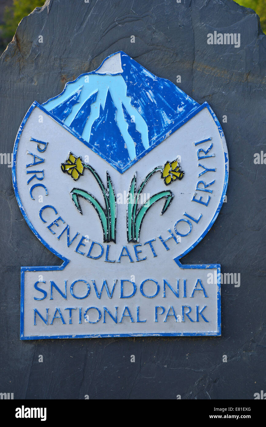 Segno in entrata al Parco Nazionale di Snowdonia dal ponte di Machynlleth, Gwynedd, Wales, Regno Unito Foto Stock