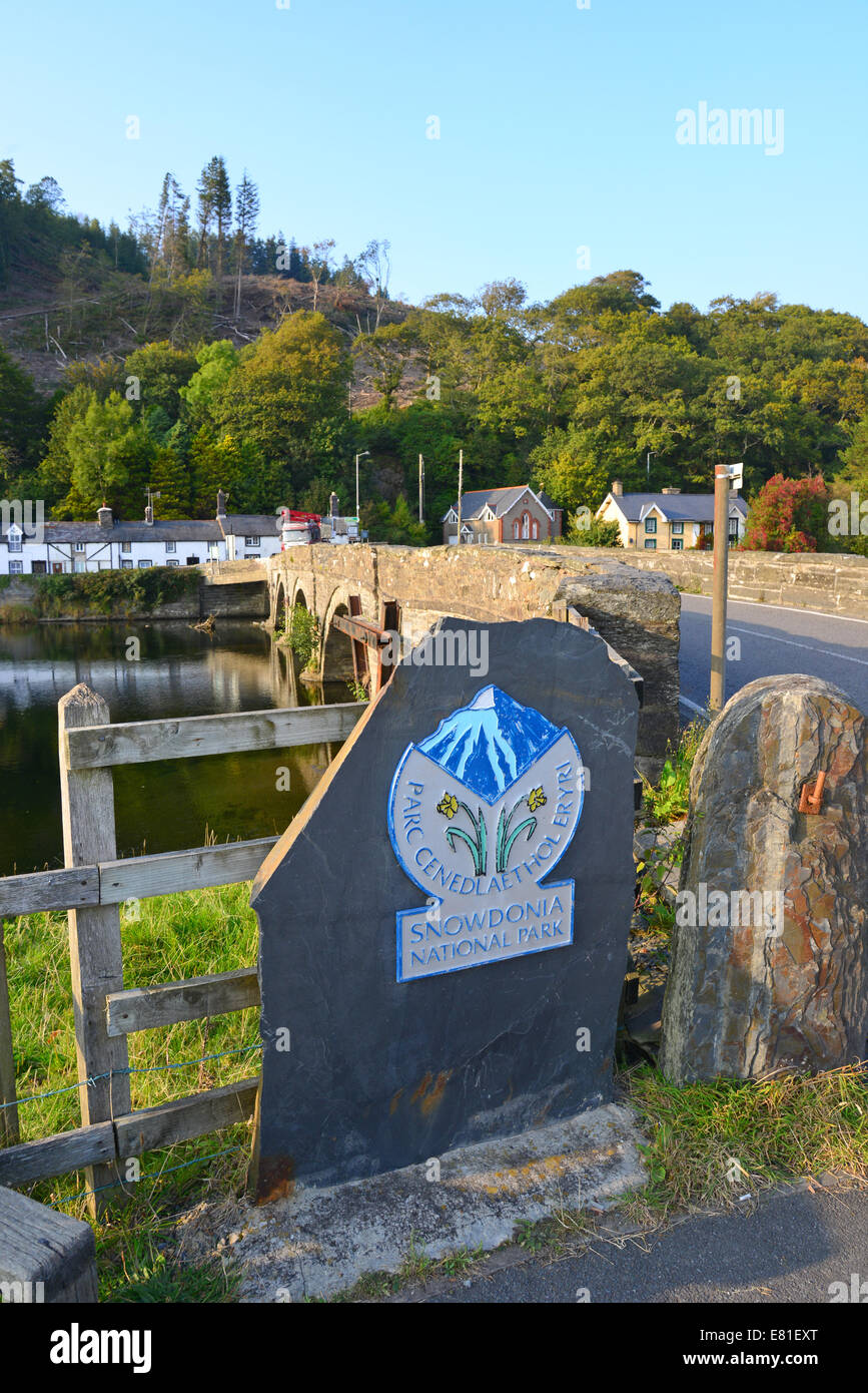 Cartello all'ingresso del Parco Nazionale di Snowdonia con il ponte Machynlleth, Gwynedd, Galles (Cymru), Regno Unito Foto Stock