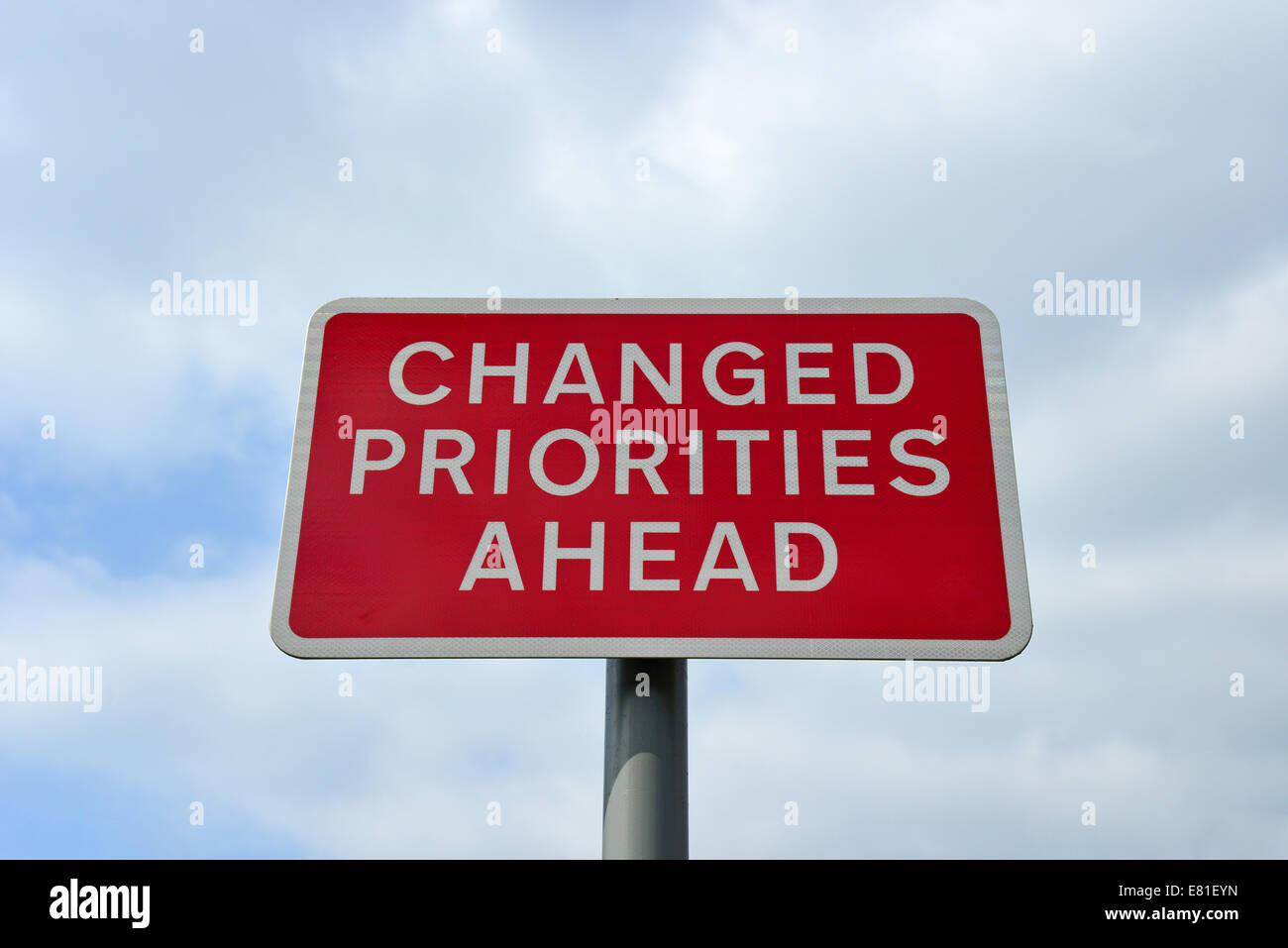 'Cambiato le priorità future" segno, Princes Street, Swindon, Wiltshire, Inghilterra, Regno Unito Foto Stock