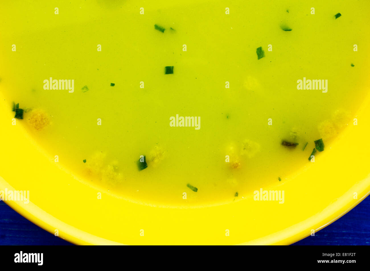 Zuppa di spinaci in una piastra di colore giallo. Close-up. Foto Stock