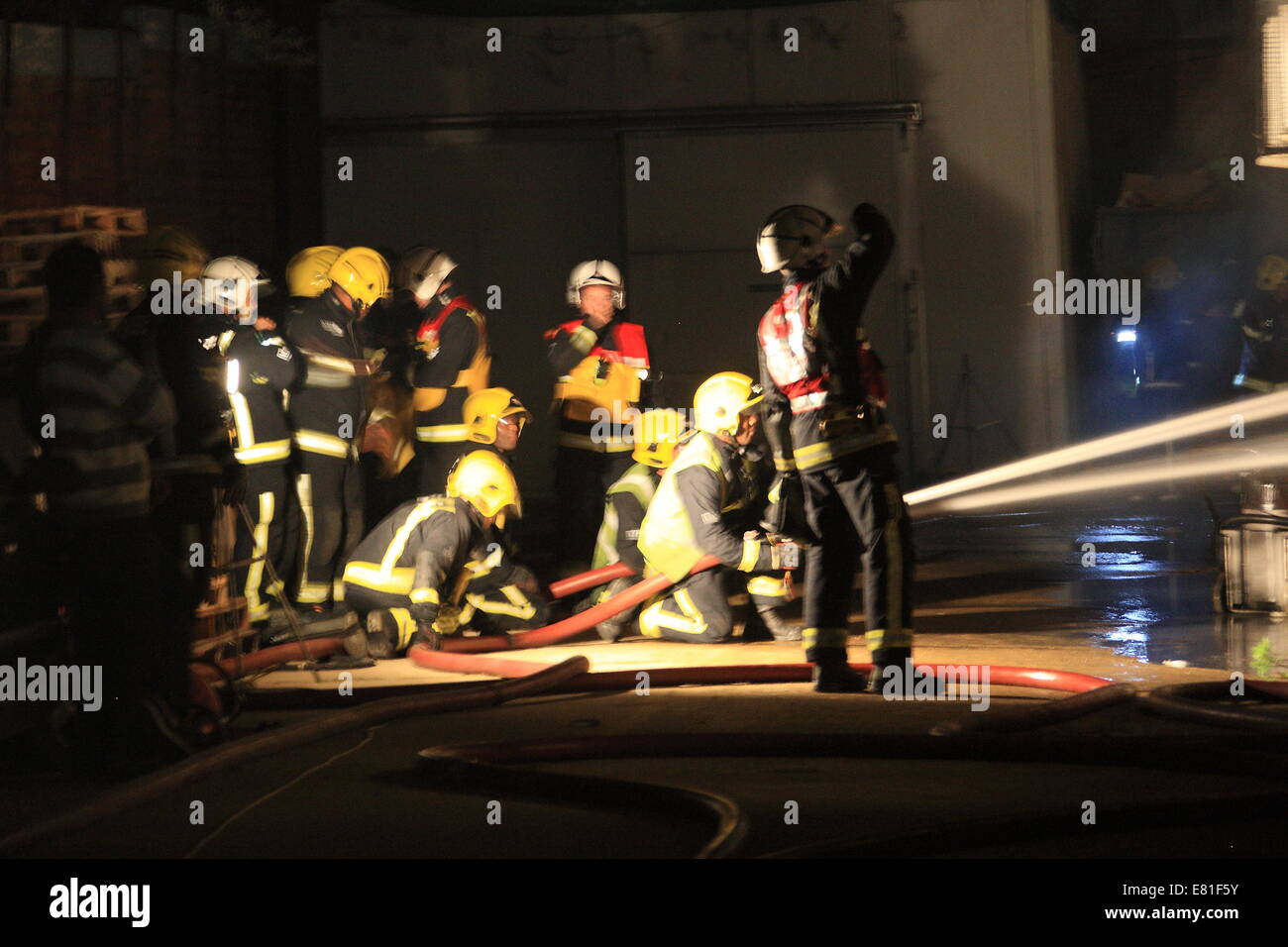 Edmonton Londra, Regno Unito. 28 Sep, 2014. Una sessantina di vigili del fuoco da tutta Londra chiamati ad affrontare un incendio in un unico edificio utilizzato come un laboratorio di stampa in modo Anthony , Edmonton Londra. una bombola di propano è detto di essere raffreddata in scena dal fuoco degli equipaggi. Non ci sono rapporti di lesioni. Credito: Hot Shots/Alamy Live News Foto Stock