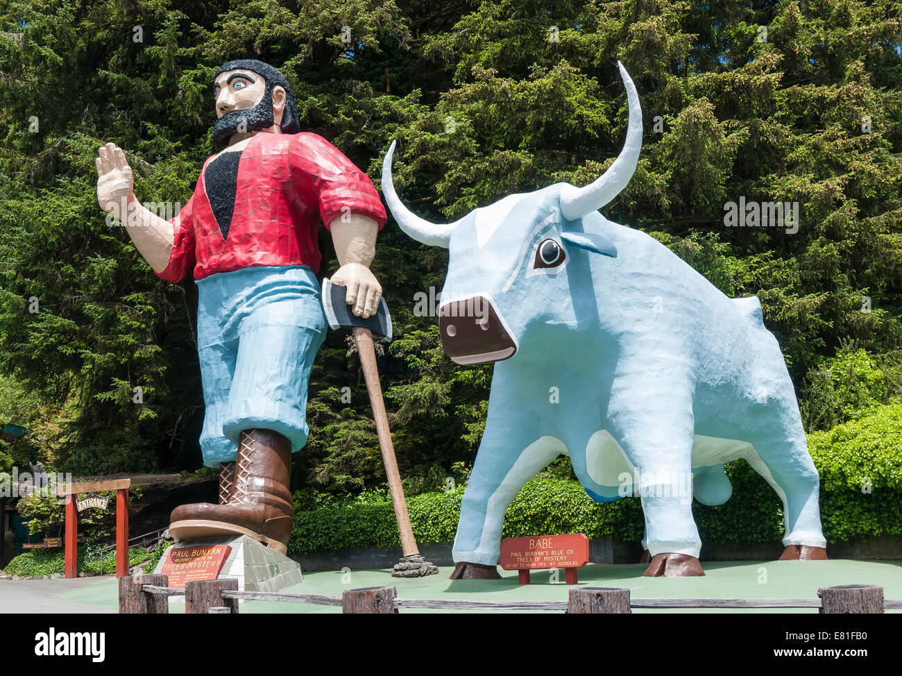 California, Klamath, Alberi del mistero e la scultura di Paul Bunyan e il suo colore blu ox 'Babe' Foto Stock