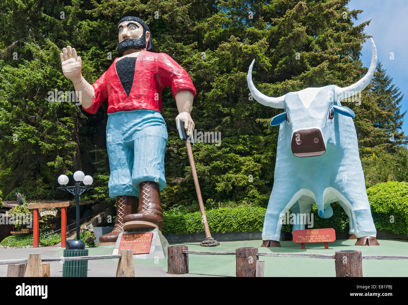 California, Klamath, Alberi del mistero e la scultura di Paul Bunyan e il suo colore blu ox 'Babe' Foto Stock