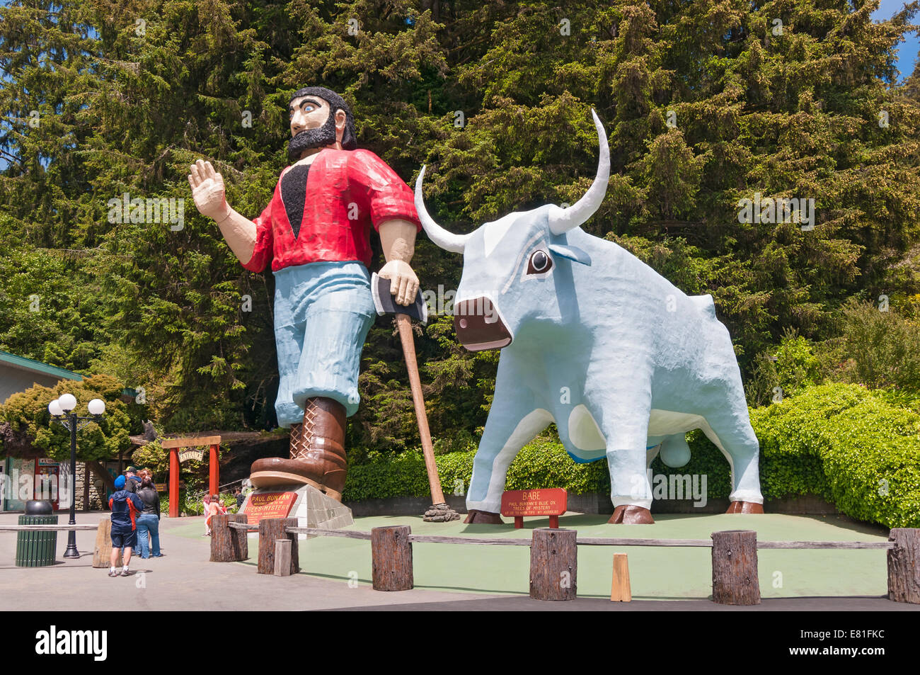 California, Klamath, Alberi del mistero e la scultura di Paul Bunyan e il suo colore blu ox 'Babe' Foto Stock
