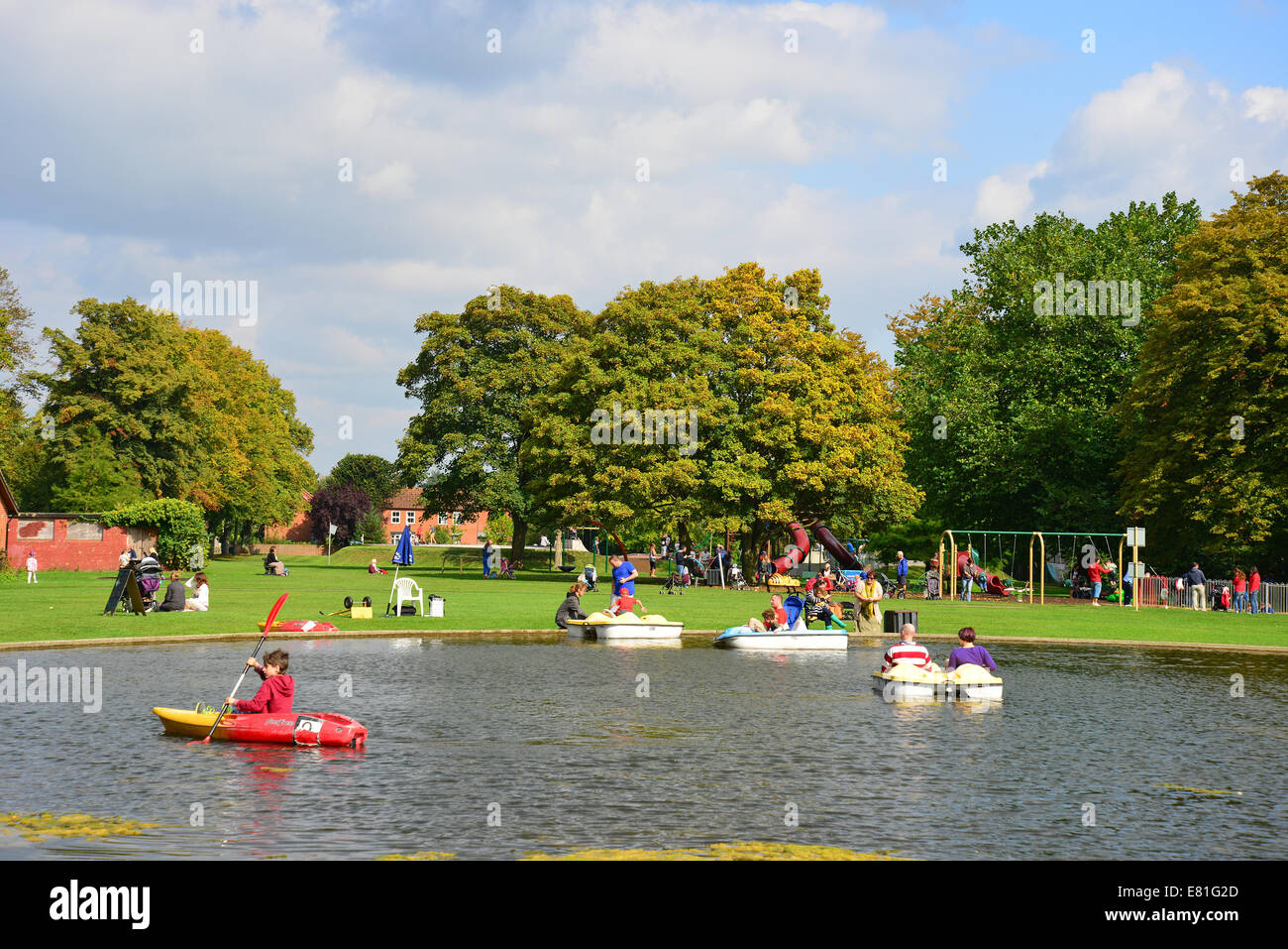 In barca nel lago Victoria Park, Newbury, Berkshire, Inghilterra, Regno Unito Foto Stock In barca nel lago Victoria Park, Newbury, Berkshire, Inghilterra, Regno Unito Foto Stock