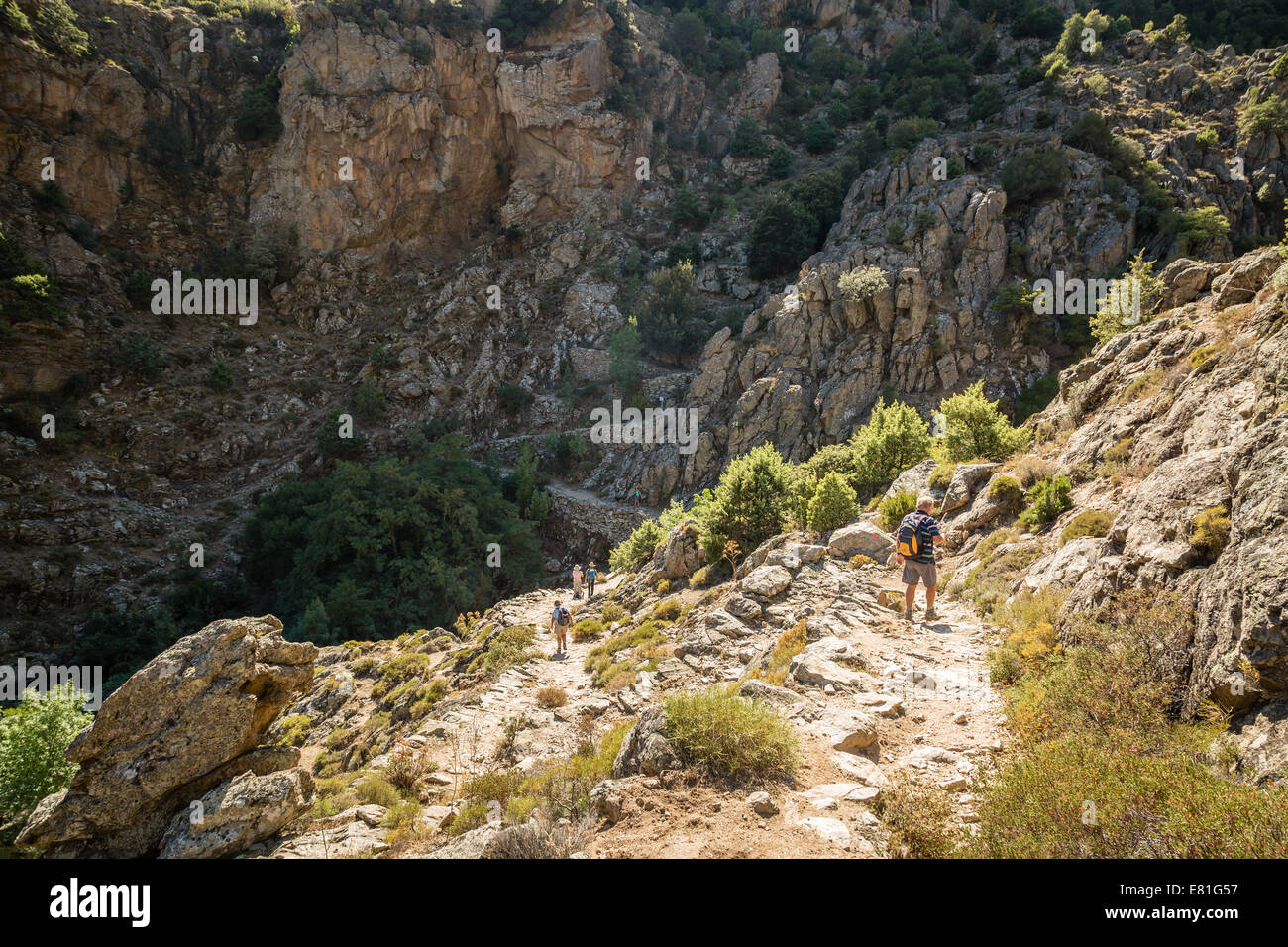 Walkers sulla Scala di Santa Regina sentiero vicino Corscia in Corsica centrale Foto Stock