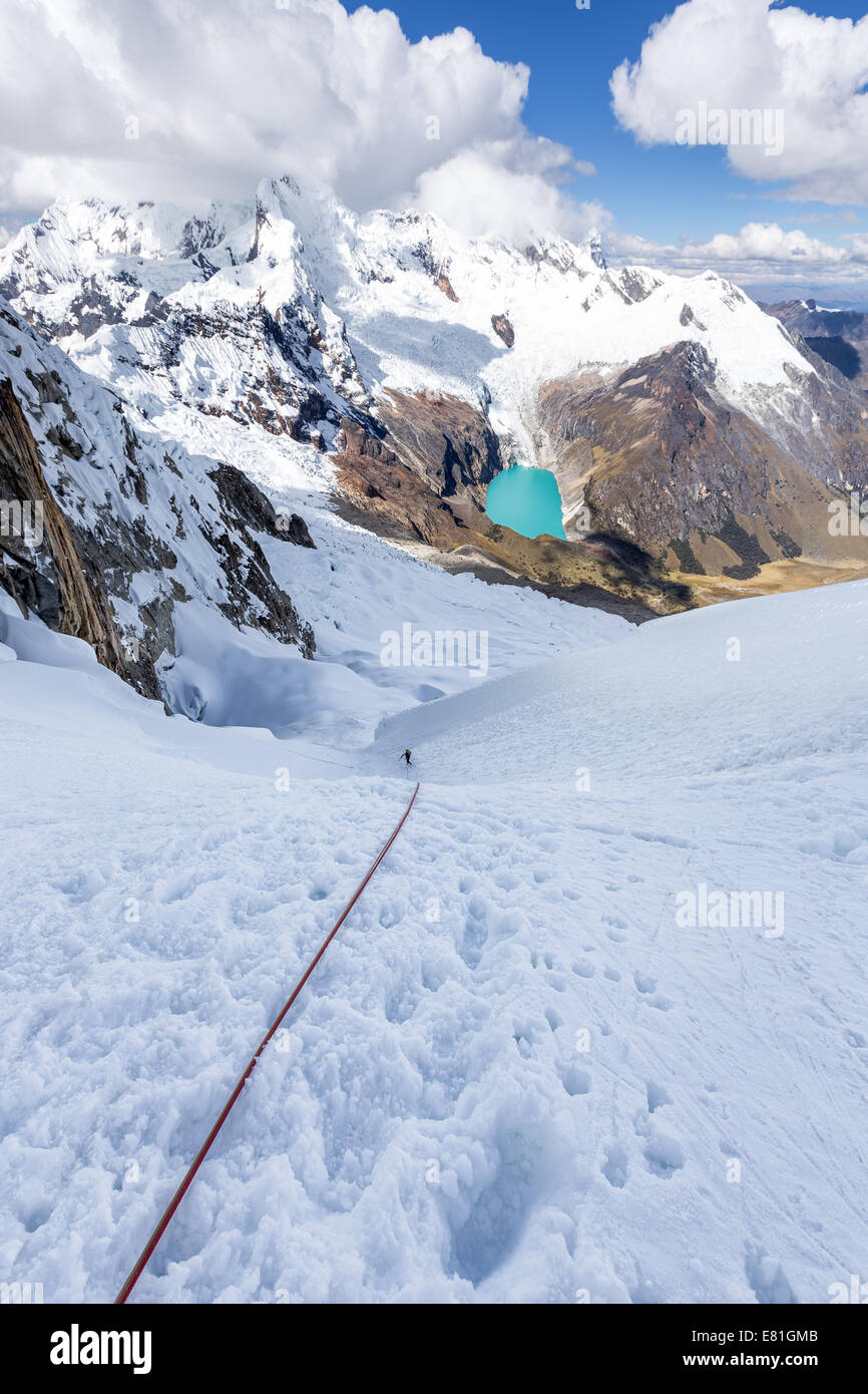 Rappelling da Alpamayo e Quitaraju Glacier Camp, Santa Cruz valley, Cordillera Blanca, Ande, Perù, Sud America Foto Stock