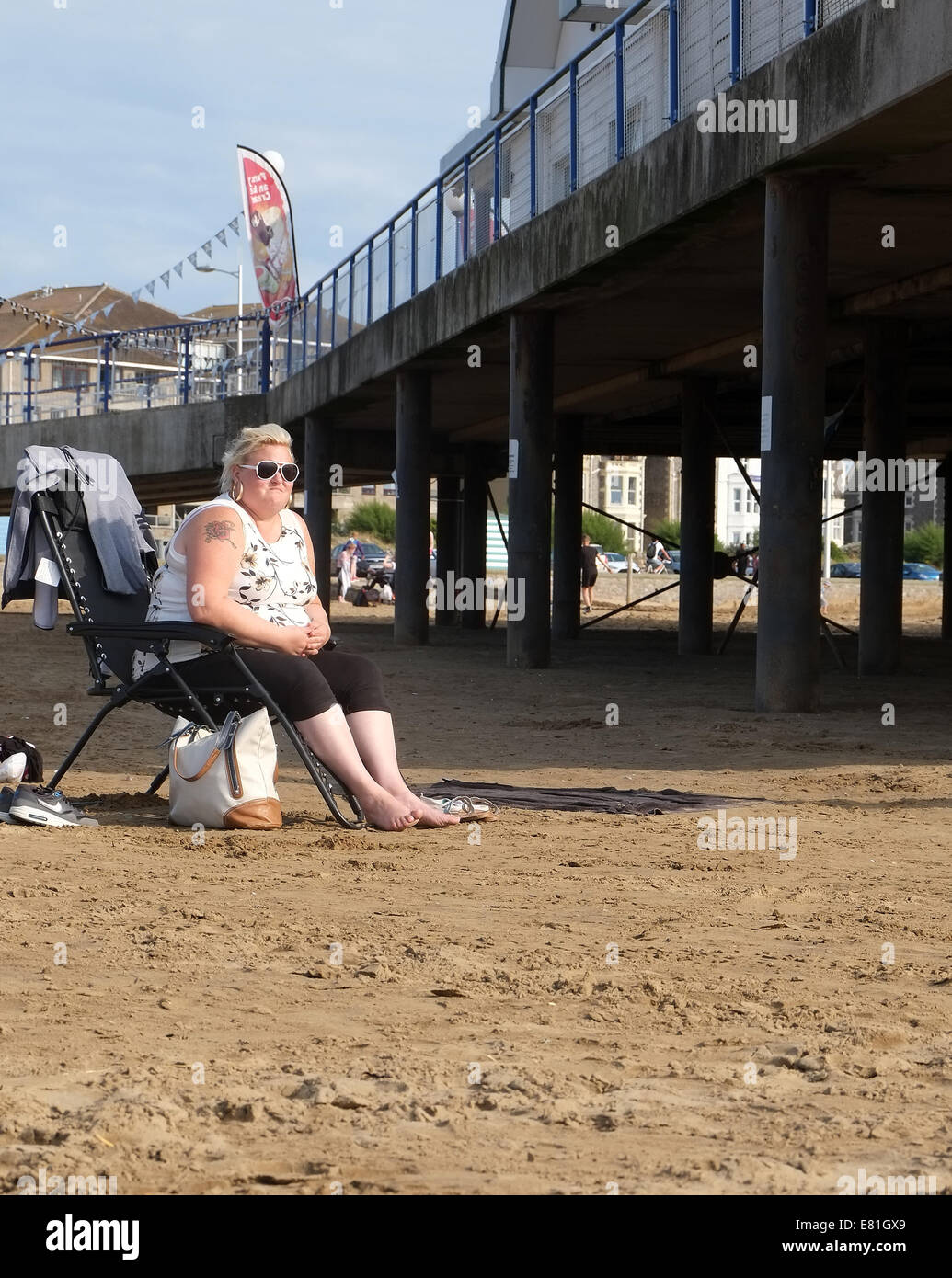 Paffuto donna matura per godersi il sole sulla spiaggia di Western super Mare, 4 Agosto 2014 Foto Stock Paffuto donna matura per godersi il sole sulla spiaggia di Western super Mare, 4 Agosto 2014 Foto Stock