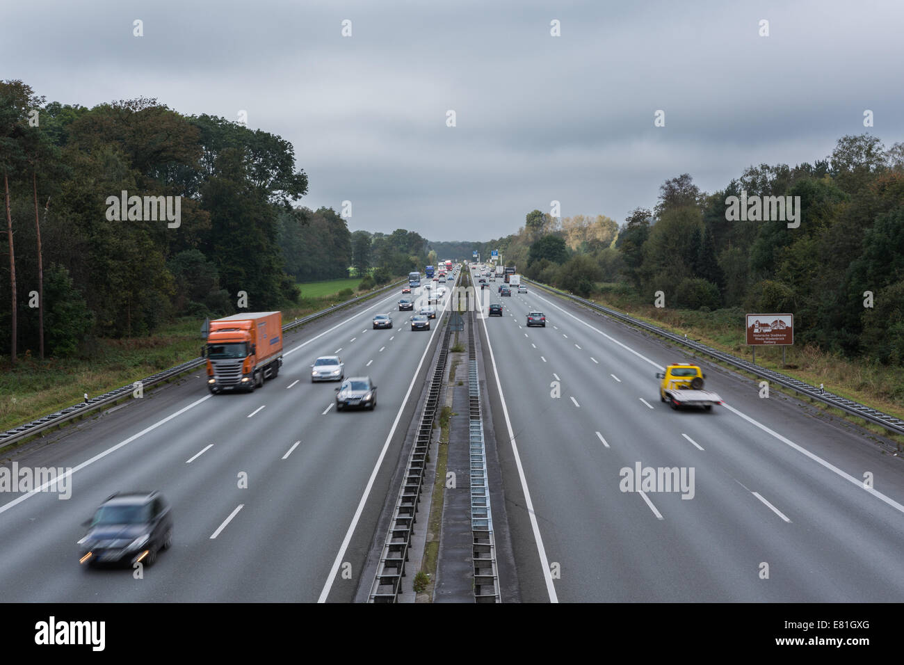 L'A2 autostrada Autobahn a Gütersloh in Nord-Rhein Westfalen, Germania, rivolta a sud verso Dortmund Foto Stock