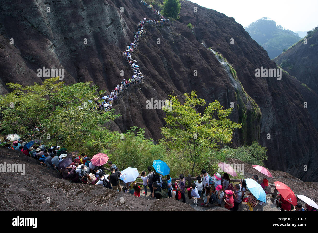 Wuyishan. Il 27 settembre, 2014. Turisti visitano Tianyou picco di Wuyi montagna nel sud-est della Cina di provincia del Fujian, Sett. 27, 2014. Per promuovere il turismo entrate durante la bassa stagione e il punto panoramico del monte Wuyi ha offerto il suo biglietto di ingresso per basso come 1 yuan RMB (0,16 dollari USA), che ha attratto visitatori 461,400 in questo settembre, aumentando 129.62 per cento anno su anno. © Jiang Kehong/Xinhua/Alamy Live News Foto Stock