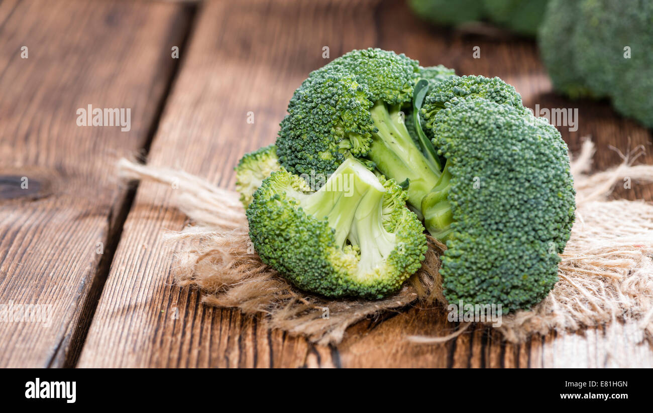 Crudo fresco Broccoli come dettagliato di close-up shot su sfondo di legno Foto Stock