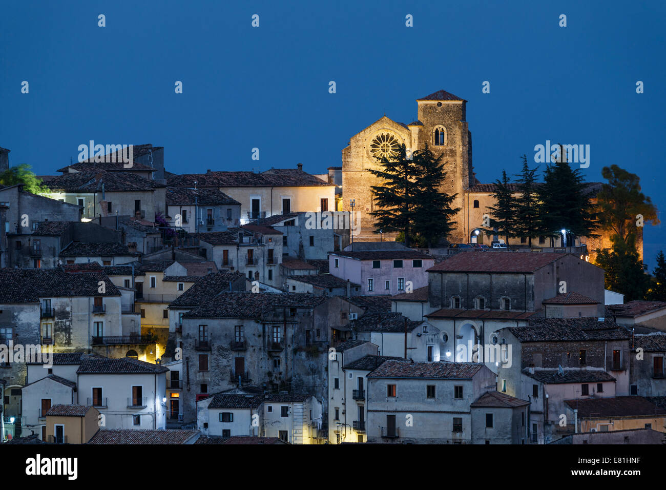 Vista notturna della citt medievale di Altomonte e Santa Maria