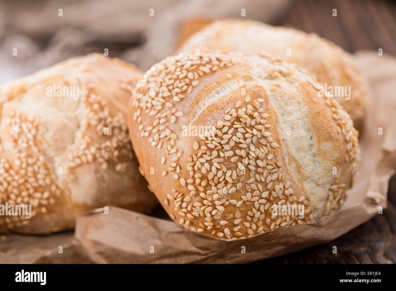 Alcuni fatti freschi panini e rabboccato con sesamo (close-up shot) Foto Stock