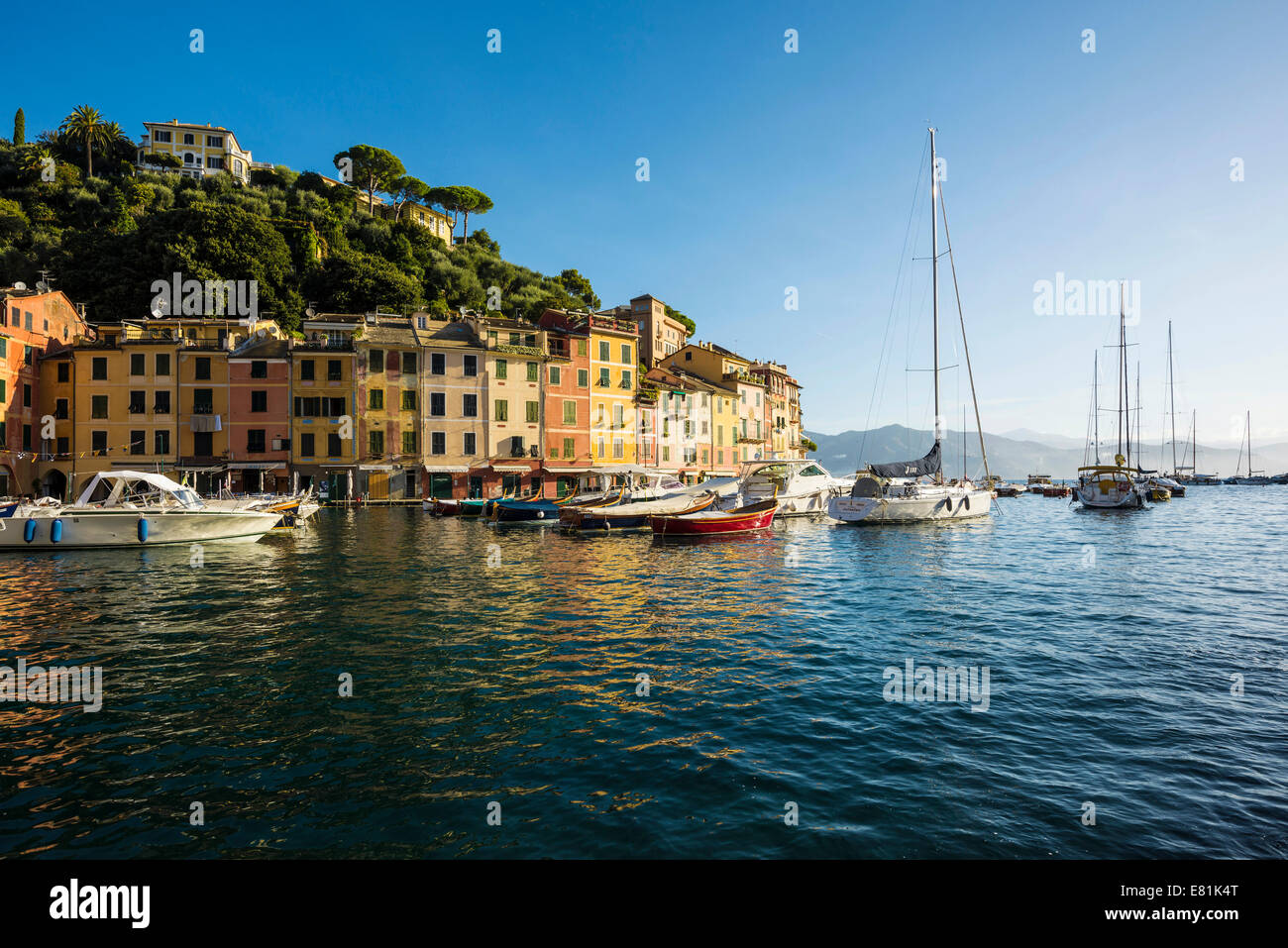 Villaggio con case colorate e un porto, Portofino Liguria, Italia Foto Stock