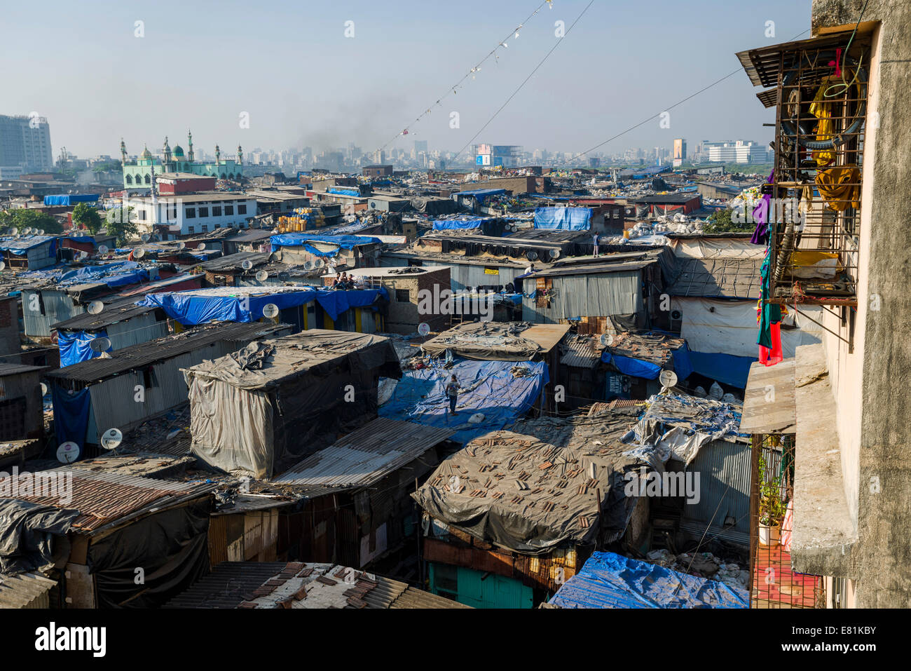 Affacciato su Dharavi Slum, Mumbai, Maharashtra, India Foto Stock