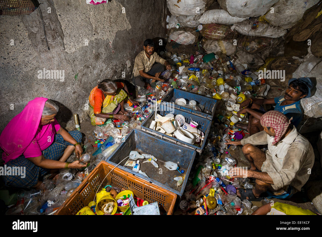 I lavoratori di smistamento di immondizia di plastica per il riciclaggio, Dharavi Slum, Mumbai, Maharashtra, India Foto Stock