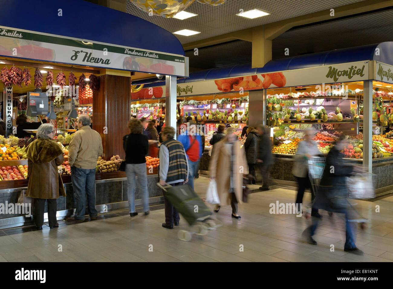 Bancarelle di verdura, Mercat Municipal de l'Olivar Mercato comunale, Palma di Maiorca, isole Baleari, Spagna Foto Stock