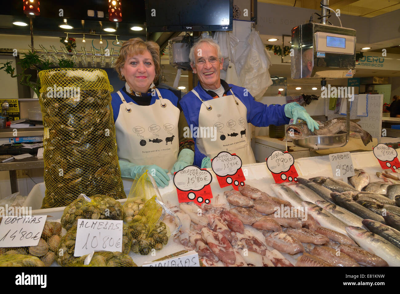 Pescivendolo Juana Fuster e Emilio de la Cámara, Mercat Municipal de l'Olivar Mercato comunale, Palma di Mallorca Foto Stock